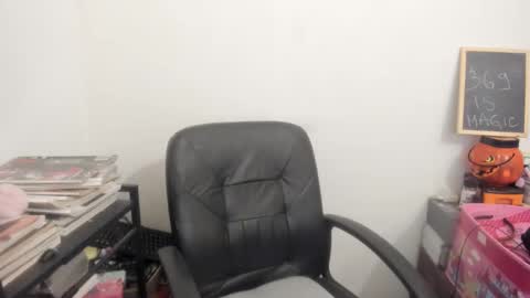 Snapshot of artsyandcraftsy_ chatting on April 2, 2026, 2:37 pm MIA online show from April 2, 2026, 2:37 pm