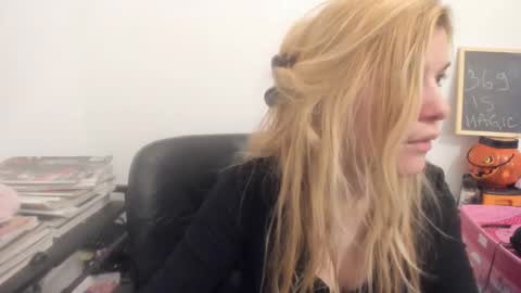 Snapshot of artsyandcraftsy_ chatting on April 3, 2026, 8:01 am MIA online show from April 3, 2026, 8:01 am