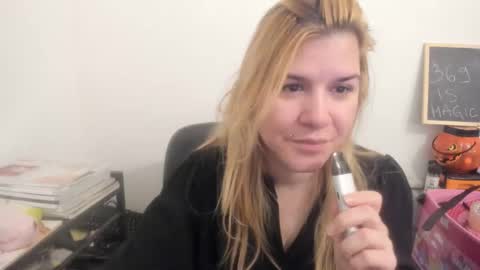 Snapshot of artsyandcraftsy_ chatting on April 4, 2026, 8:45 am MIA online show from April 4, 2026, 8:45 am