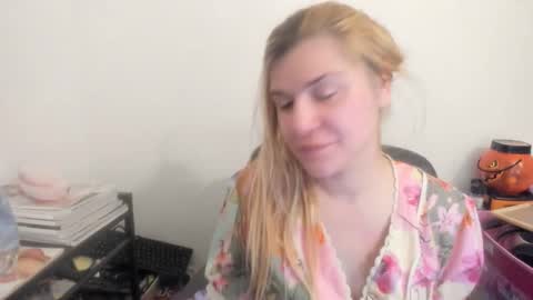 Snapshot of artsyandcraftsy_ chatting on April 4, 2026, 8:50 pm MIA online show from April 4, 2026, 8:50 pm