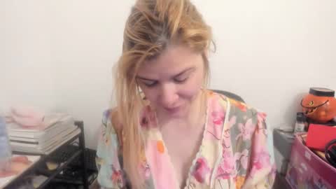 Snapshot of artsyandcraftsy_ chatting on April 5, 2026, 8:55 am MIA online show from April 5, 2026, 8:55 am