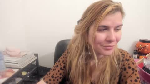 Snapshot of artsyandcraftsy_ chatting on April 5, 2026, 9:45 pm MIA online show from April 5, 2026, 9:45 pm