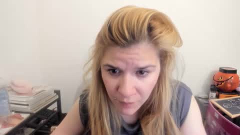 Snapshot of artsyandcraftsy_ chatting on April 6, 2026, 10:44 pm MIA online show from April 6, 2026, 10:44 pm