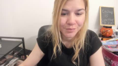 Snapshot of artsyandcraftsy_ chatting on April 9, 2026, 9:15 am MIA online show from April 9, 2026, 9:15 am