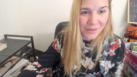 Snapshot of artsyandcraftsy_ chatting on April 10, 2026, 9:52 pm MIA online show from April 10, 2026, 9:52 pm