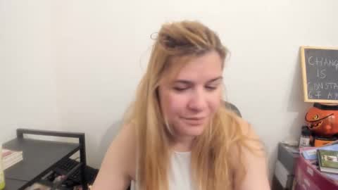 Snapshot of artsyandcraftsy_ chatting on April 11, 2026, 7:45 am MIA online show from April 11, 2026, 7:45 am