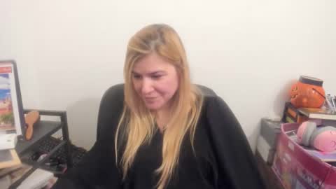 Snapshot of artsyandcraftsy_ chatting on April 15, 2026, 2:57 pm MIA online show from April 15, 2026, 2:57 pm