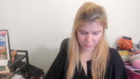 Snapshot of artsyandcraftsy_ chatting on April 15, 2026, 8:42 pm MIA online show from April 15, 2026, 8:42 pm