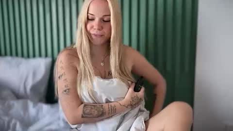 Snapshot of arya_stark7 chatting on March 20, 2026, 7:35 am Arya brunett and Cassie blond online show from March 20, 2026, 7:35 am