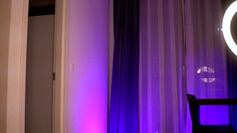 Lunaa  online show from November 8, 2025, 6:51 pm