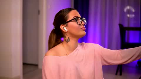 Lunaa  online show from November 26, 2025, 7:26 pm