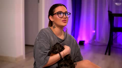 Lunaa  online show from November 27, 2025, 7:27 pm