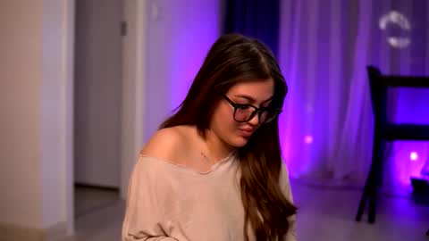 Lunaa  online show from December 1, 2025, 7:41 pm