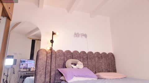 aryascollins online show from April 5, 2026, 12:41 am