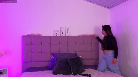 arycooper_ online show from February 4, 2026, 11:49 am