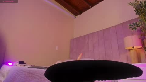 ashley_beaomunt online show from April 16, 2026, 11:11 am