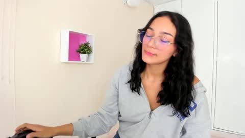 Snapshot of asiam_brunet chatting on December 13, 2024, 3:11 pm Camila online show from December 13, 2024, 3:11 pm