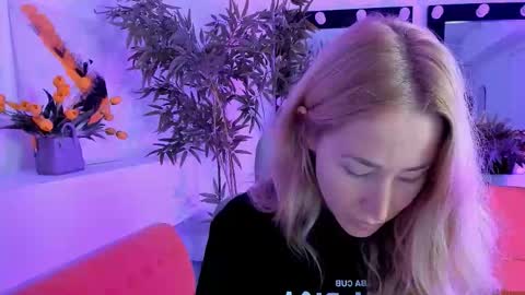 Snapshot of astramonroe chatting on September 17, 2025, 5:20 am astramonroe online show from September 17, 2025, 5:20 am