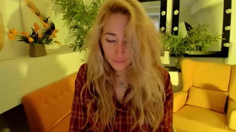 Snapshot of astramonroe chatting on October 1, 2025, 4:29 am astramonroe online show from October 1, 2025, 4:29 am