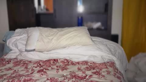 Snapshot of astro_n_tatiana chatting on December 15, 2025, 4:39 am astro_n_tatiana online show from December 15, 2025, 4:39 am