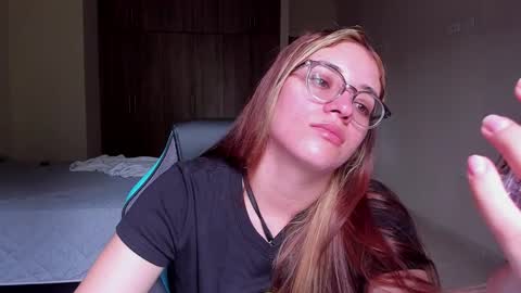 Snapshot of atenas__05 chatting on February 24, 2025, 7:09 pm atenas online show from February 24, 2025, 7:09 pm