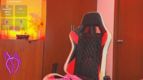 atenea_fit online show from May 13, 2026, 1:25 am