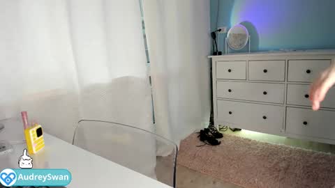 Mary online show from October 15, 2025, 10:48 am