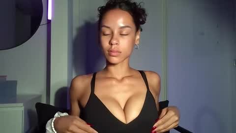 August online show from November 1, 2025, 8:00 pm