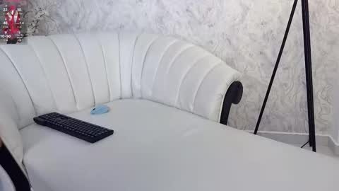 Aura sanders online show from November 24, 2025, 12:16 pm