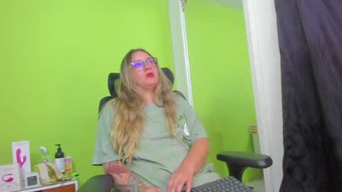 Aura Divina  online show from July 5, 2026, 4:19 am