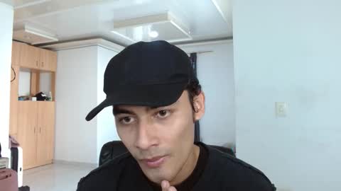 Snapshot of aureliv1 chatting on November 30, 2025, 10:03 pm Aureliano online show from November 30, 2025, 10:03 pm