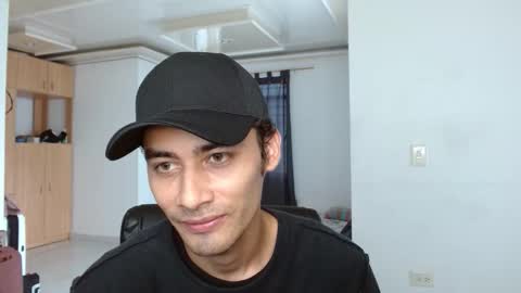 Snapshot of aureliv1 chatting on December 4, 2025, 9:56 pm Aureliano online show from December 4, 2025, 9:56 pm