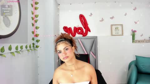 aurora_blackmont online show from April 22, 2026, 11:23 am