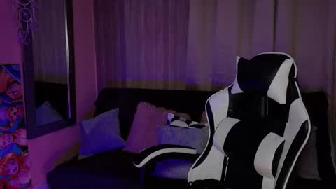 aurora_collins08 online show from November 21, 2025, 6:06 pm