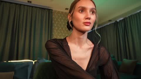 Snapshot of aurora_the_ballerina chatting on January 20, 2025, 6:42 am Aurora online show from January 20, 2025, 6:42 am