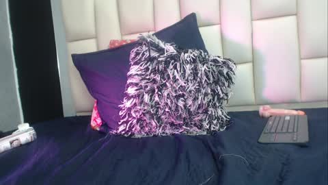 auroraa_miller online show from December 24, 2024, 3:47 pm