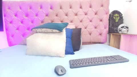 auroraa_miller online show from October 9, 2025, 11:52 am