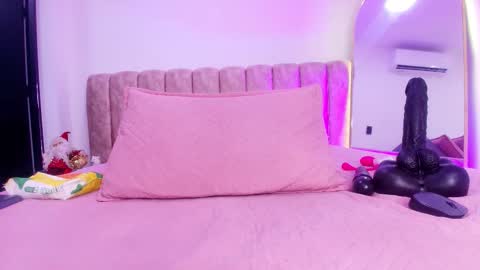 auroraa_miller online show from December 16, 2025, 11:59 am