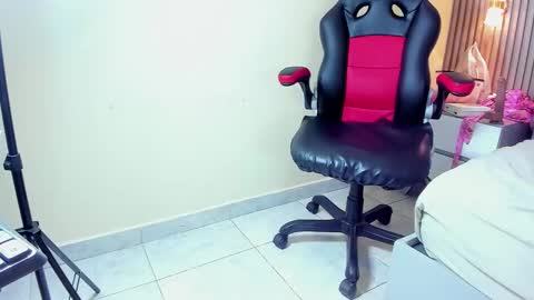 auroramartin2 online show from November 7, 2025, 7:58 pm