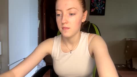 auroraviolet_ online show from June 8, 2026, 11:32 am