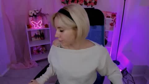 aurorawrenfield online show from November 4, 2025, 7:18 am