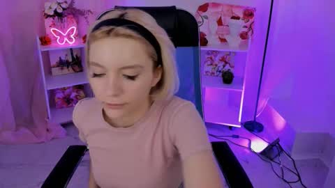 aurorawrenfield online show from November 5, 2025, 4:45 am