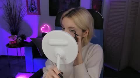 aurorawrenfield online show from November 26, 2025, 5:19 am