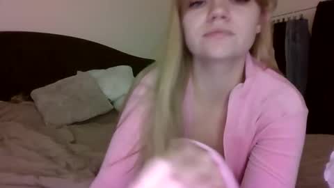 AuroraXRoses online show from November 19, 2025, 6:30 pm