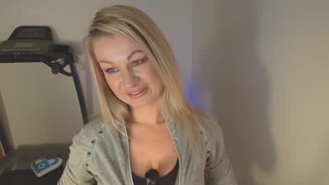 Snapshot of avaluxe_ chatting on February 6, 2026, 4:32 pm Eira online show from February 6, 2026, 4:32 pm