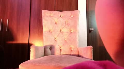 Snapshot of avi_frost chatting on February 4, 2025, 6:14 am Saraaaa independent model 3 online show from February 4, 2025, 6:14 am