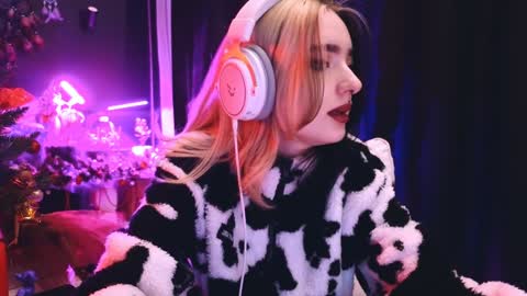 Avriel online show from January 17, 2025, 1:57 am