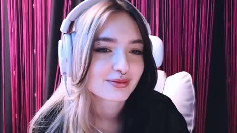 Avriel online show from February 18, 2025, 5:42 am