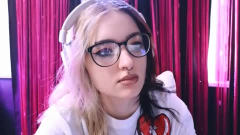 Avriel online show from February 23, 2025, 2:40 am