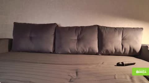 avr0ria online show from December 5, 2025, 9:29 am